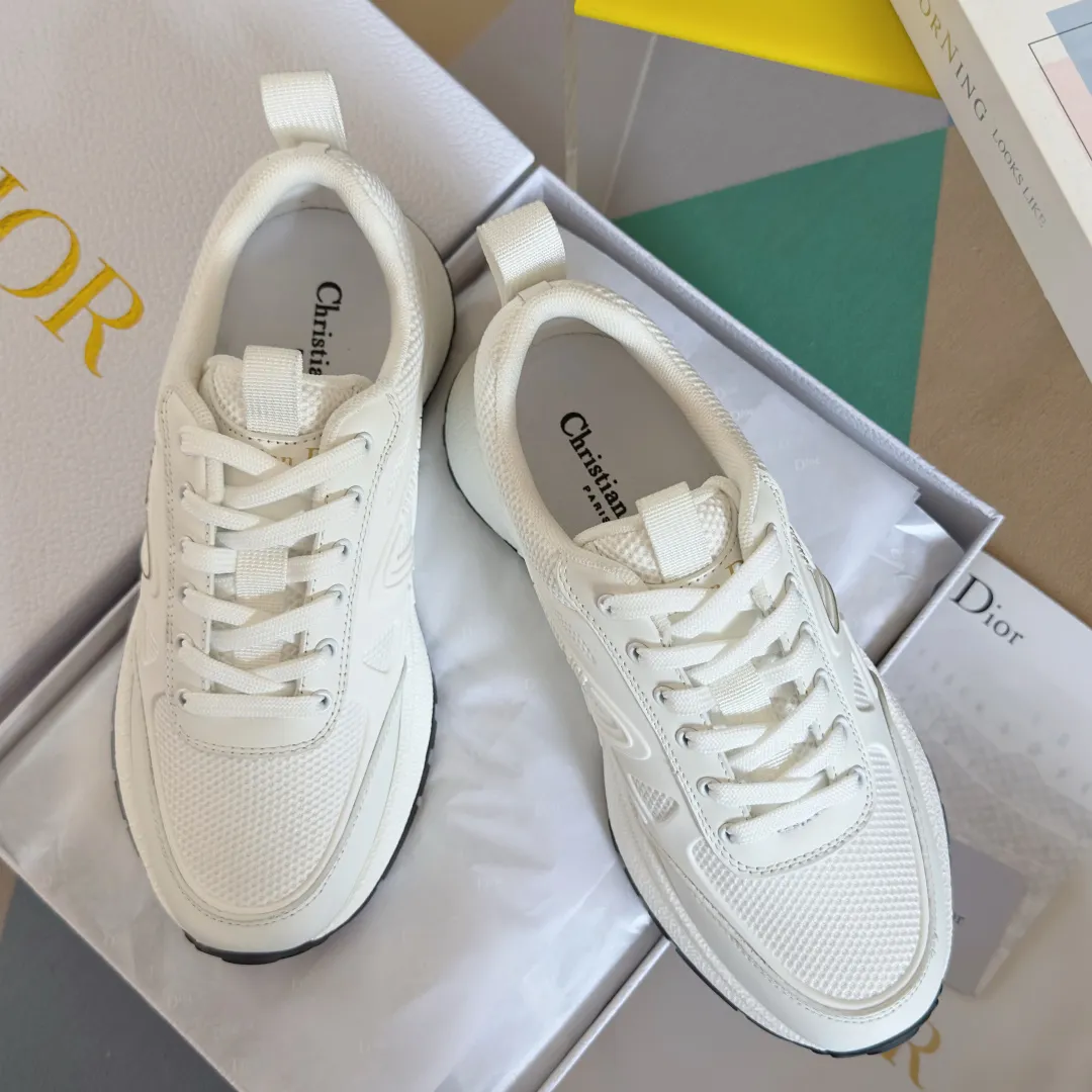 [Dior Dior] P: 640💰Couple model Size: Female: 35-40 (customized at 41), male 39-44. (customized at 45) 2025 Dior Dior autumn and winter new couple model, thick-soled casual sports shoes, originally purchased and developed to reinterpret the sports style with an elegant and fashionable shape. The upper is crafted from white mesh fabric and features the Christian Dior Paris signature on the laces and heel. The exquisite two-color sole is light and soft, which can add a high-end temperament to all kinds of casual looks. The delivery counter is exquisitely packaged🛍📦 ▪️Material: Original custom imported first-layer cowhide ▪️Inner lining: Imported soft sheepskin lining ▪️Sole: Original open-molded anti-slip rubber material ▪️Sole thickness: 4CM